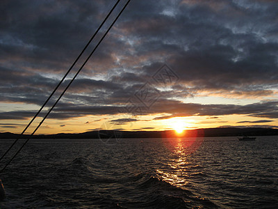 日落装备太阳晴天蓝色血管桅杆绳索波浪海洋帆船图片