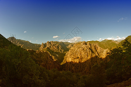 科西卡山区和山谷全景森林建筑旅游橙子蓝色女孩旅行场景悬崖图片