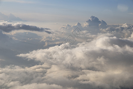 云层之上飞行蓝色日落地平线鸟瞰图航空公司风景天空航班白色图片