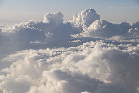 云层之上地平线航班飞行风景鸟瞰图日落天空白色航空公司蓝色图片
