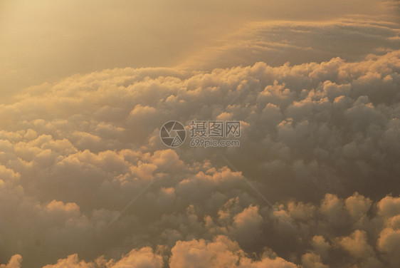 云层之上飞行白色蓝色航班航空公司日落地平线鸟瞰图风景天空图片