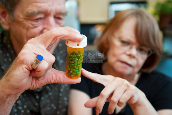 家中有处方的老年夫妇退休老化妻子衰老药物瓶子男人女士药品女性图片