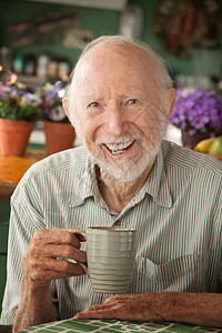 带杯子的高级男子饮料老年人厨房长老男人牛仔皱纹男性成人老年图片