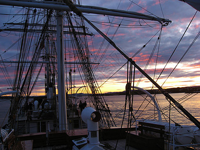 帆船 日落背景图片
