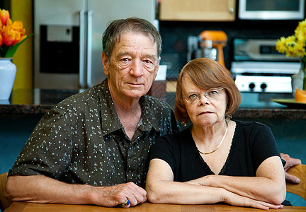 在家的老年夫妇妻子女性成人女士退休姿势男人眼镜厨房男性图片