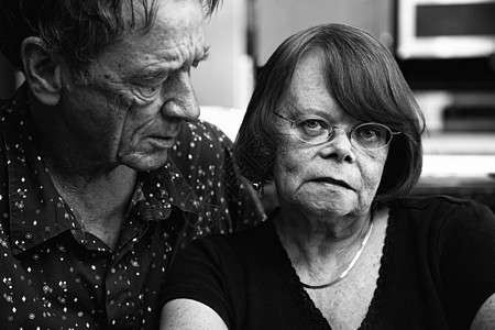 在家的老年夫妇成人姿势丈夫老化女士衰老眼镜女性男人退休图片