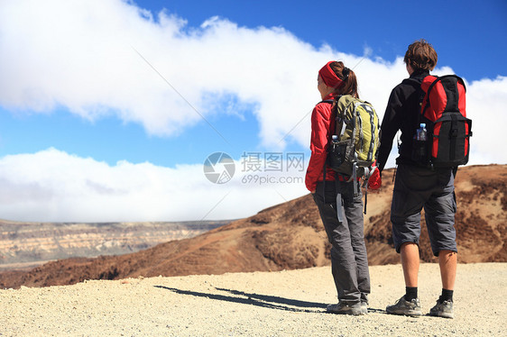 年轻夫妇徒步旅行生态勘探男性生态旅游旅行者情侣假期男人夫妻女性图片