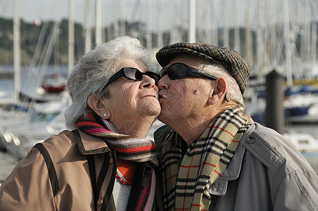 年老幸福的情侣头发男人祖父母游艇乐趣航行渔夫旅行女士退休图片