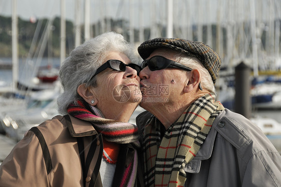 年老幸福的情侣头发男人祖父母游艇乐趣航行渔夫旅行女士退休图片