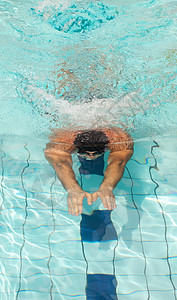 男性游泳运动员闲暇游泳者运动水池男人蓝色液体竞赛肌肉训练图片