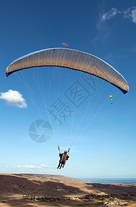 滑翔伞在天空中飞翔高清图片
