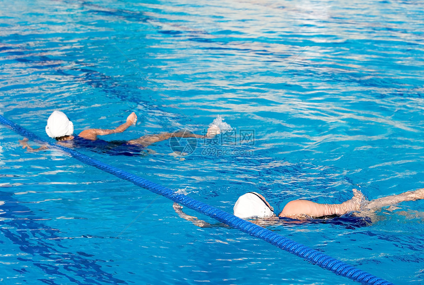 水波球游戏蛙泳马球竞争对手对手竞争闲暇娱乐水池水球运动员图片
