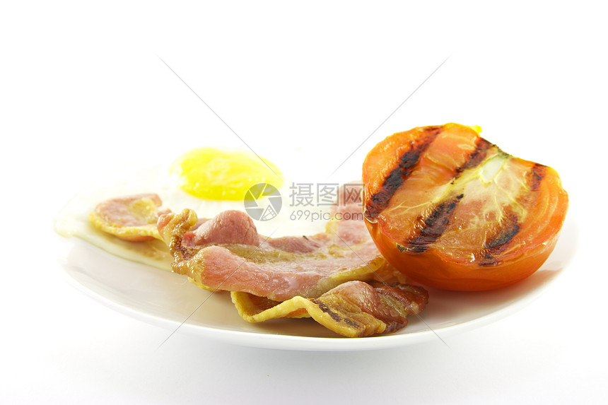 白板上的培根 鸡蛋和番茄早餐红色平底锅味道猪肉脂肪白色烹饪盘子食物图片