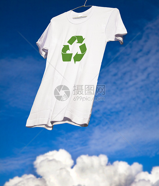 带回收标识的T恤衫在炎热的夏季日烘干图片
