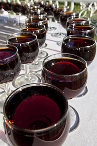 葡萄玻璃红色庆典派对白色液体桌子饮料酒杯眼镜酿造红色的高清图片素材