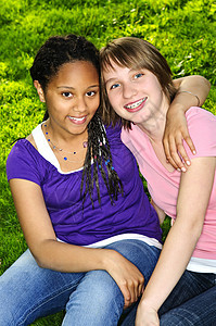 女童朋友青年女性拥抱女孩闺蜜好朋友黑色女士草地白色图片