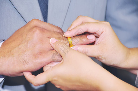 结婚戒指成年人摄影婚礼手指男性女性婚戒背景图片