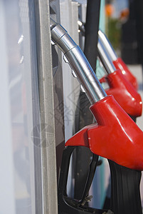 汽油喷嘴动力摄影石油化石金属工业燃料燃油红色背景图片