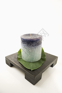 Zen 静止生命静物防水烛台工作室宏观水平紫色木头绿色蓝色背景图片