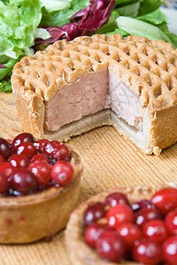 新鲜猪肉饼棕色生物午餐糕点自助餐食物格子浆果美食沙拉图片