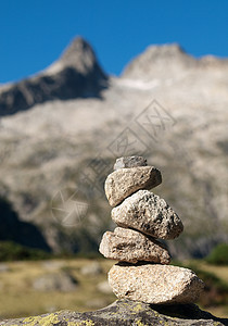 石头堆鹅卵石压力撤退天空平衡福利里程碑精神岩石蓝色图片