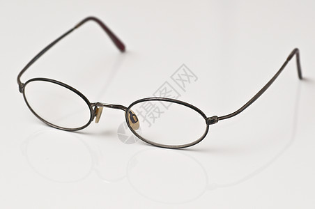 白色背景上带黑色圆边框的玻璃眼镜验光师阴影塑料反射眼睛近视镜片玻璃眼镜乐器图片