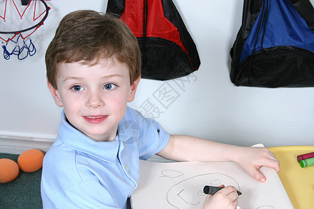 在普雷斯克有大蓝眼睛彩色的四年年老男孩高清图片