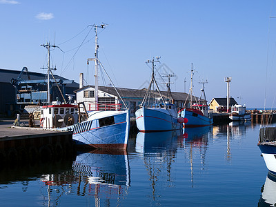 在港口的渔船休闲活动游艇农业钓鱼假期反射旅游航海旅行图片