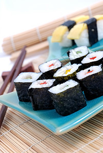 寿司海藻蔬菜盘子图片