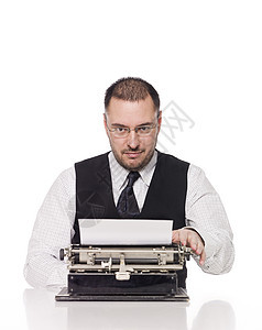 人和古老的打字机图片