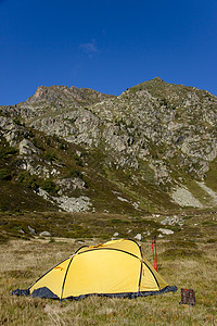 黄黄帐篷庇护所停留假期顶峰公园登山遏制天空蓝色闲暇图片