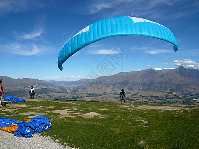 滑行滑动翅膀活动飞行员运动空气蓝色男人天空漂浮跳伞图片