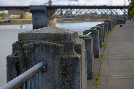 河流附近的混凝土和钢铁铁路图片