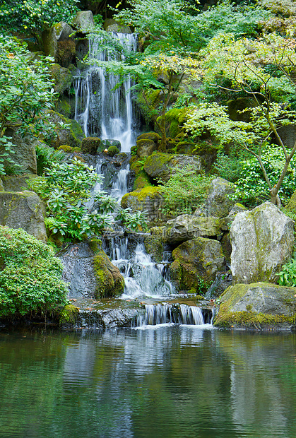 日本花园瀑布 狭小图片
