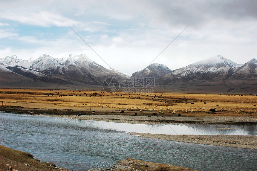 雪山和溪流的风景公园荒野环境顶峰爬坡地平线生态旅游高地池塘图片