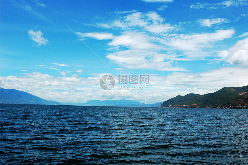 中国云南蓝湖风景图片