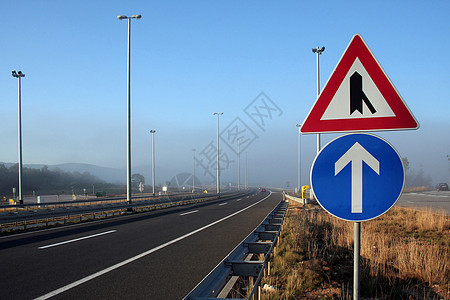 雾中高速公路上的标志图片
