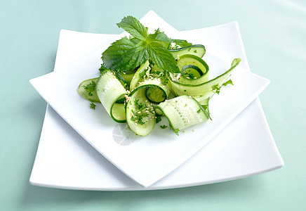 黄瓜沙拉加绿色和芝麻蔬菜午餐宏观长叶薄荷小吃敷料水果香菜美食图片
