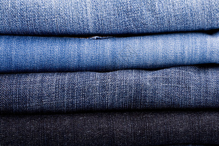 蓝蓝色牛仔裤堆叠棉布铆钉海军阴影折叠衣服服装角落休闲裤织物图片