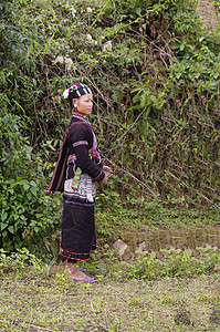 女性族裔种族戏服国家女孩民间多样性风俗传统绒球珠宝图片