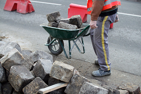 石和手推车石头维修作品独轮车路面沥青修复工地工人跑步图片