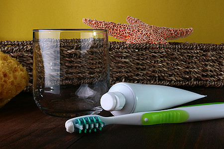 牙膏和刷子黄色牙科药品塑料卫生管子口服牙刷篮子玻璃图片