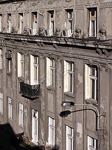 横交房子城市水泥历史性风化公寓窗户家园百叶窗玻璃背景图片