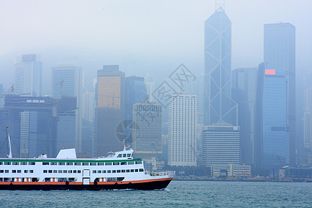 烟雾中的香港海洋天际邮轮血管领土巡航乘客渡船摩天大楼渠道背景图片