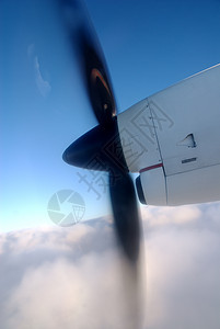涡轮螺旋推进器旅行涡轮技术螺旋桨翅膀力量蓝色天空背景图片