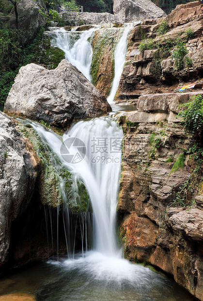 中国云台山的瀑水和级联运泰旅行力量蓝色瀑布踪迹地质学旅游溪流岩石图片