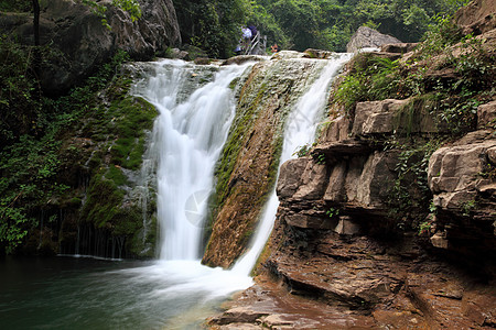 中国云台山的瀑水和级联茶点地质溪流运泰岩石吸引力旅行蓝色瀑布矿物图片