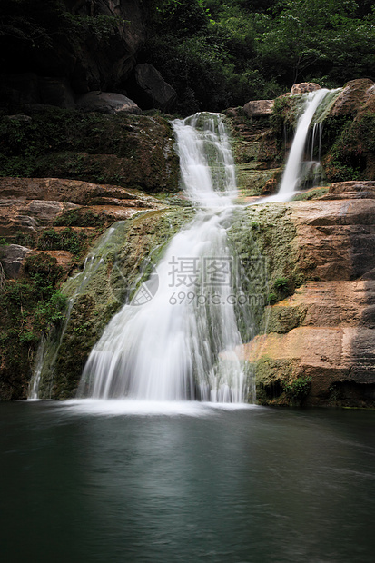中国云台山的瀑水和级联吸引力运动茶点蓝色瀑布踪迹运泰地质矿物地质学图片