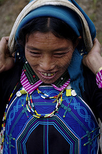 Ha Nhi族妇女珍珠珠宝裙子种族少数民族民间文化女孩蓝色乡村图片