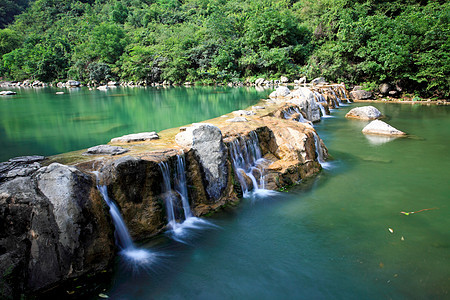 中国云台山的瀑水和级联吸引力岩石踪迹溪流地质茶点蓝色运动运泰地质学图片